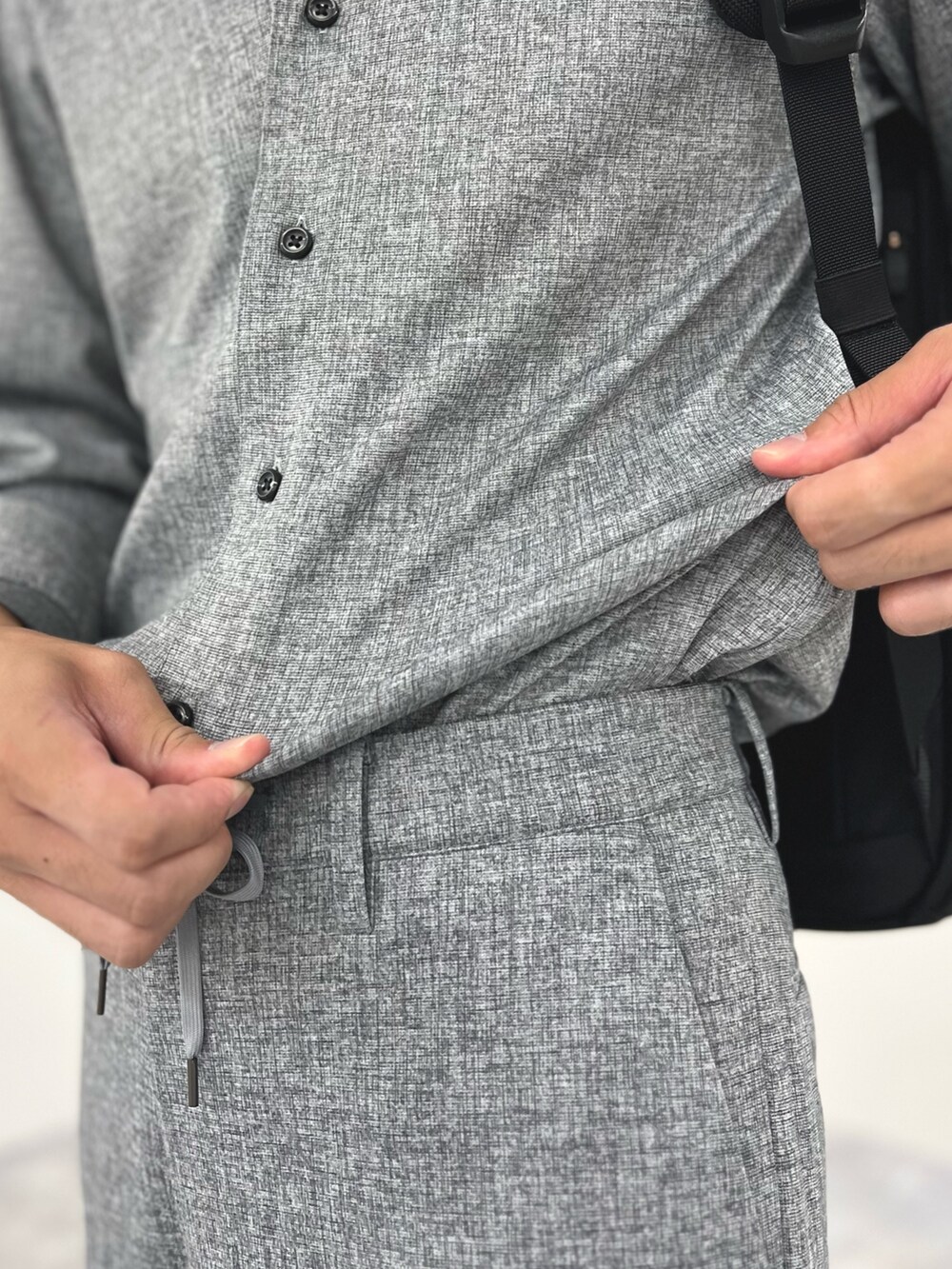 グレー系のその他パンツ、ブラック系のバックパック/リュック、グレー系のシャツ/ブラウスを着用したメンズの夏コーディネートの9枚目の写真