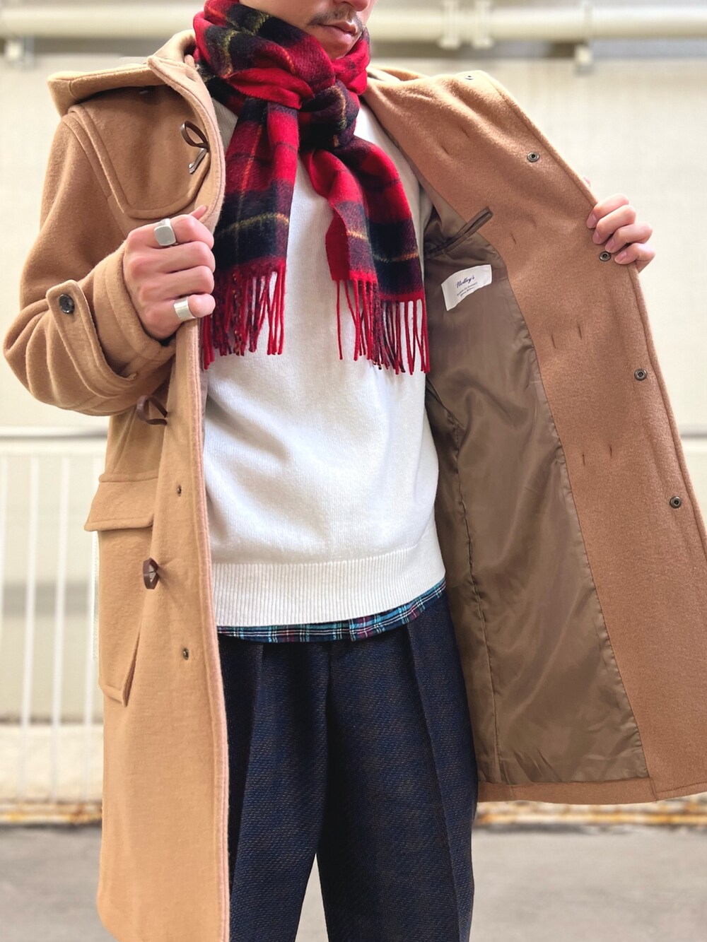 「ワイドパンツ、レイヤードスタイル、冬コーデ、ニット、チェック、休日スタイル、スラックス、お出かけコーデ、マフラー、コート、きれいめカジュアル、カジュアルコーデ、冬アウター、ダッフルコート、大人カジュアル」｜「NOLLEY'S goodmanの《ビジカジ対応》Super100 メルトンダッフルコート（ダッフルコート、ベージュ系）」を使った、nishiokaさん（メンズ・169cm）の冬コーディネートの3枚目の写真