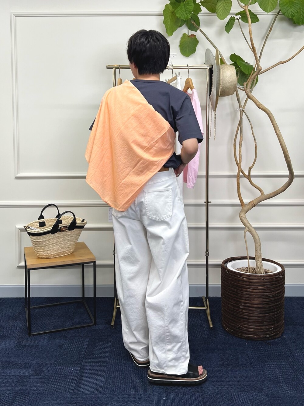 グレー系のTシャツ/カットソー、オレンジ系のシャツ/ブラウス、ホワイト系のデニムパンツを着用したメンズの夏コーディネートの4枚目の写真