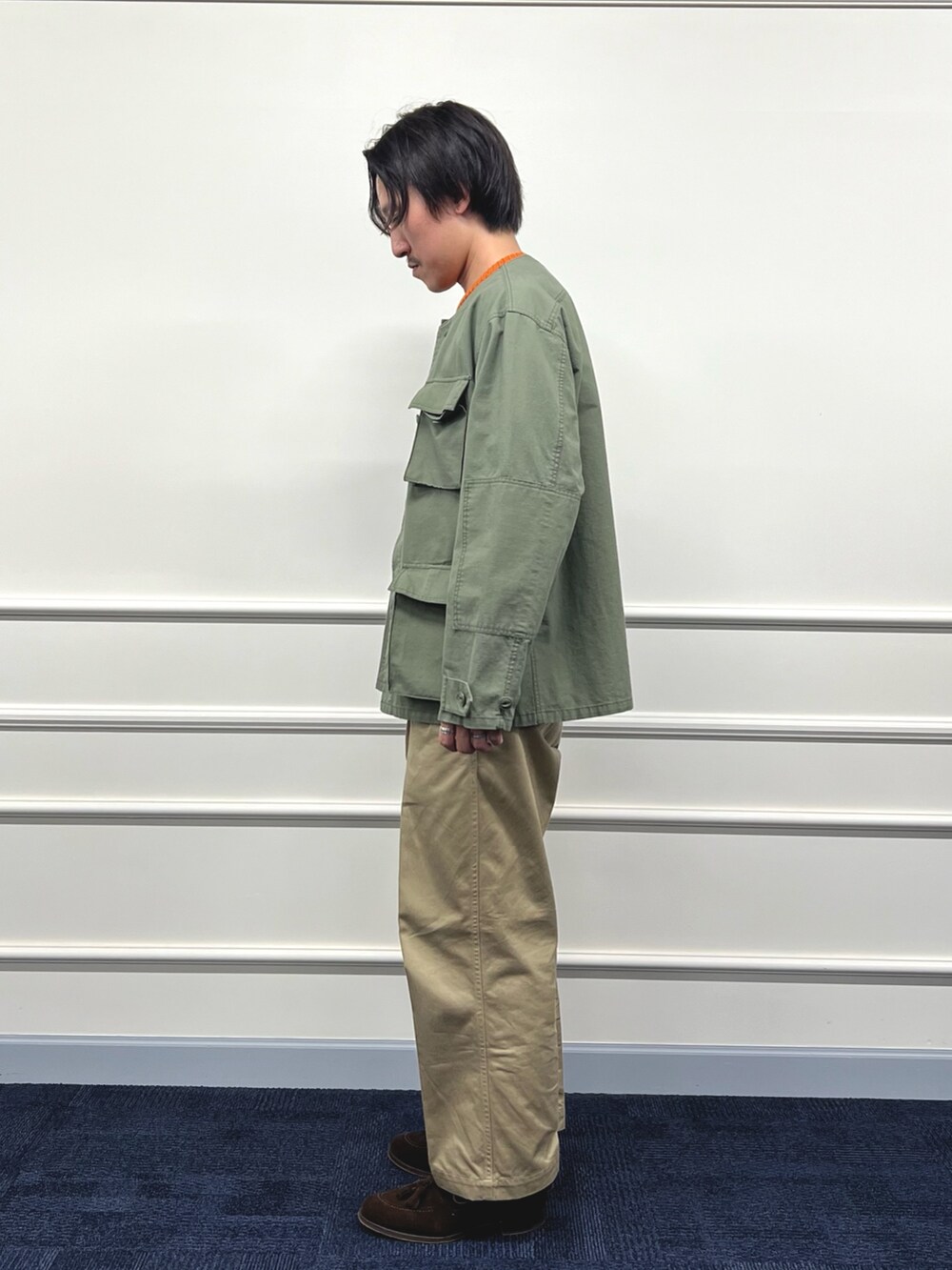 「ニット、古着MIX、お出かけコーデ、秋服、ミリタリー、ミリタリージャケット、秋冬コーデ、ローファー、ストリートコーデ、シンプルスタイル、秋っぽコーデ更新中、カジュアル、カジュアルコーデ、ニットコーデ」｜「Rie Millerのミリタリージャケット（ミリタリージャケット、グリーン系）」を使った、nishiokaさん（メンズ・169cm）の秋コーディネートの4枚目の写真