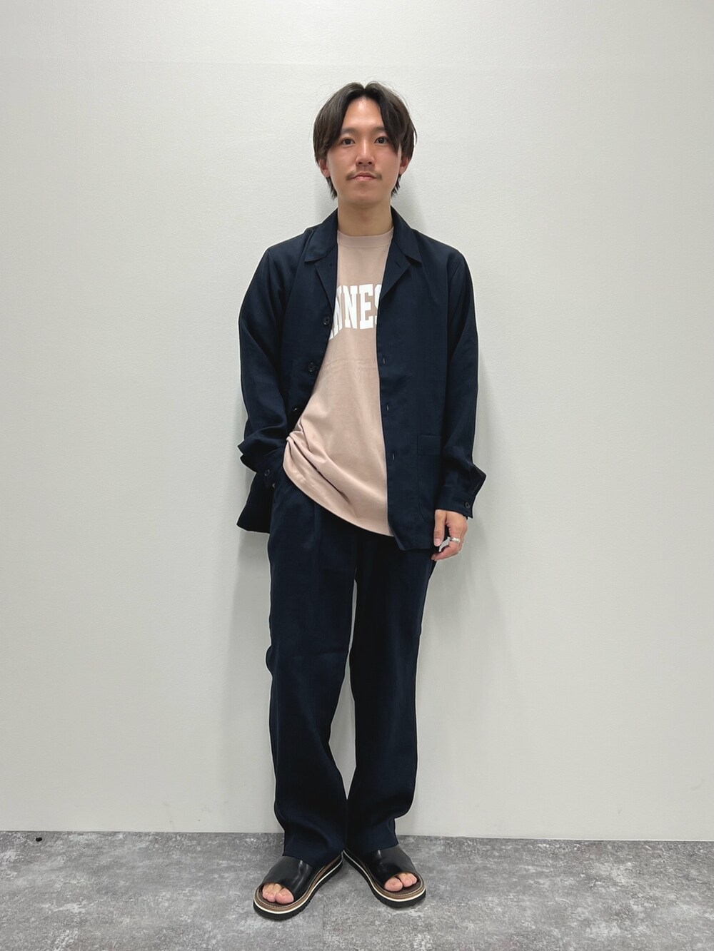 ブルー系のシャツ/ブラウス、ピンク系のTシャツ/カットソー、ブラック系のショルダーバッグを着用したメンズの春コーディネートの2枚目の写真