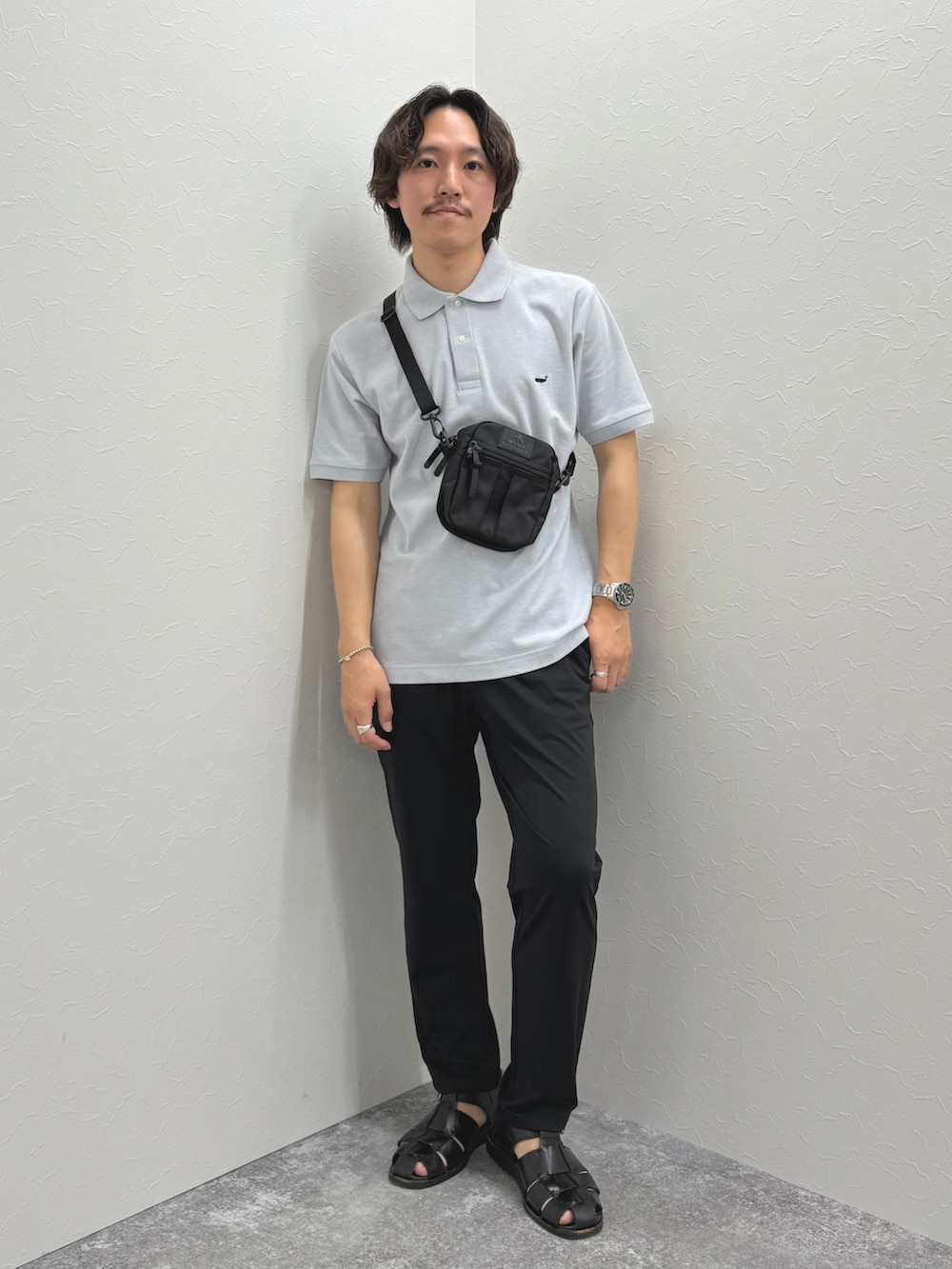 「大人カジュアル、モノトーン、春夏コーデ、シンプルコーデ、きれいめカジュアル、休日スタイル、お出かけコーデ、ショルダーバッグ、ポロシャツ、カジュアル、カジュアルコーデ、夏、夏コーデ、リラックススタイル」｜「NOLLEY’Sの【WEB限定】《ビジカジ対応》クジラ刺繍 ドライカノコ ユーティリティポロ 25SS（ポロシャツ、グレー系）」を使った、nishiokaさん（メンズ・169cm）の春コーディネートの3枚目の写真
