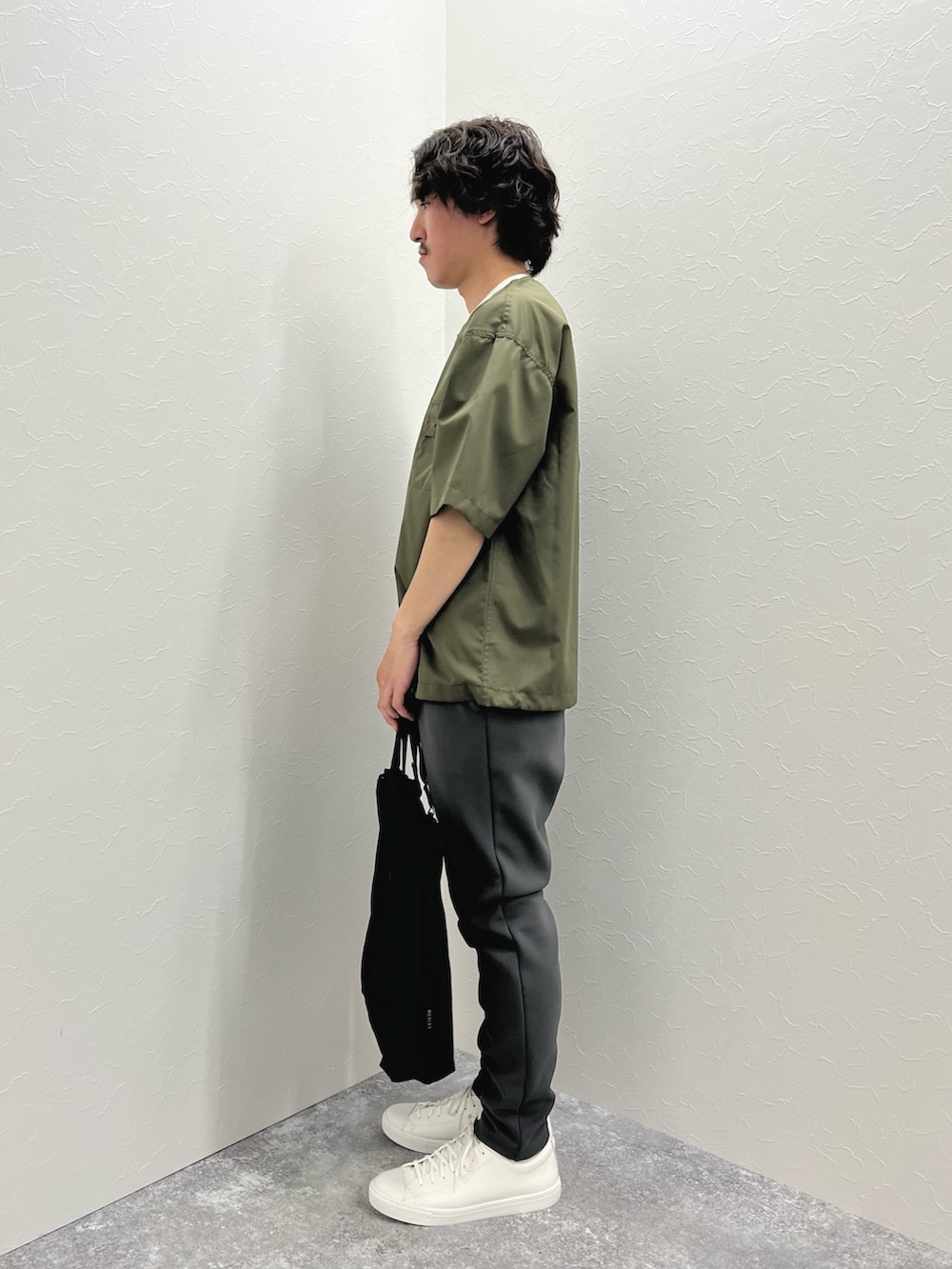 グリーン系のTシャツ/カットソー、ブラック系のトートバッグ、グレー系のその他パンツを着用したメンズの春コーディネートの5枚目の写真