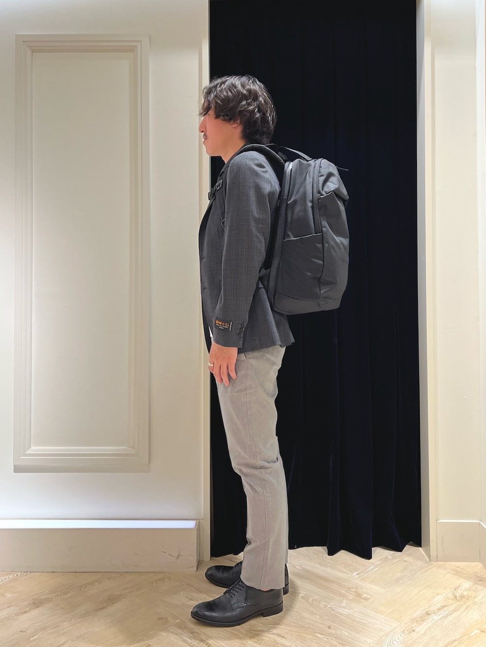 グレー系のテーラードジャケット、ホワイト系のTシャツ/カットソー、グレー系のチノパンツを着用したメンズの春コーディネートの6枚目の写真