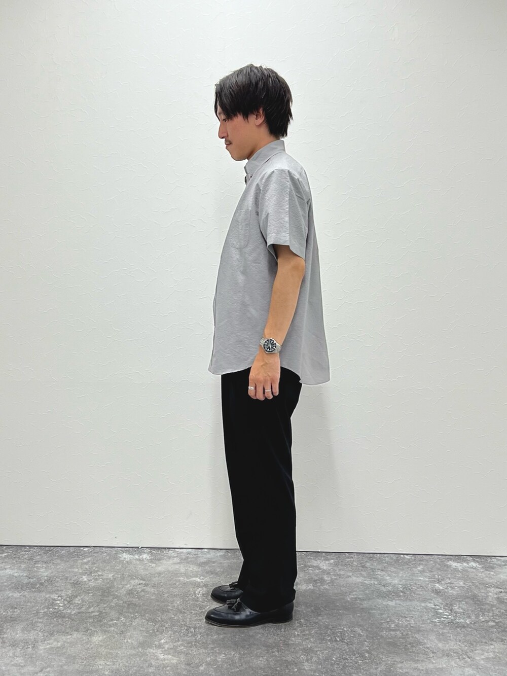 ベージュ系のシャツ/ブラウス、ブラック系のローファー、ブラック系のTシャツ/カットソーを着用したメンズの夏コーディネートの5枚目の写真