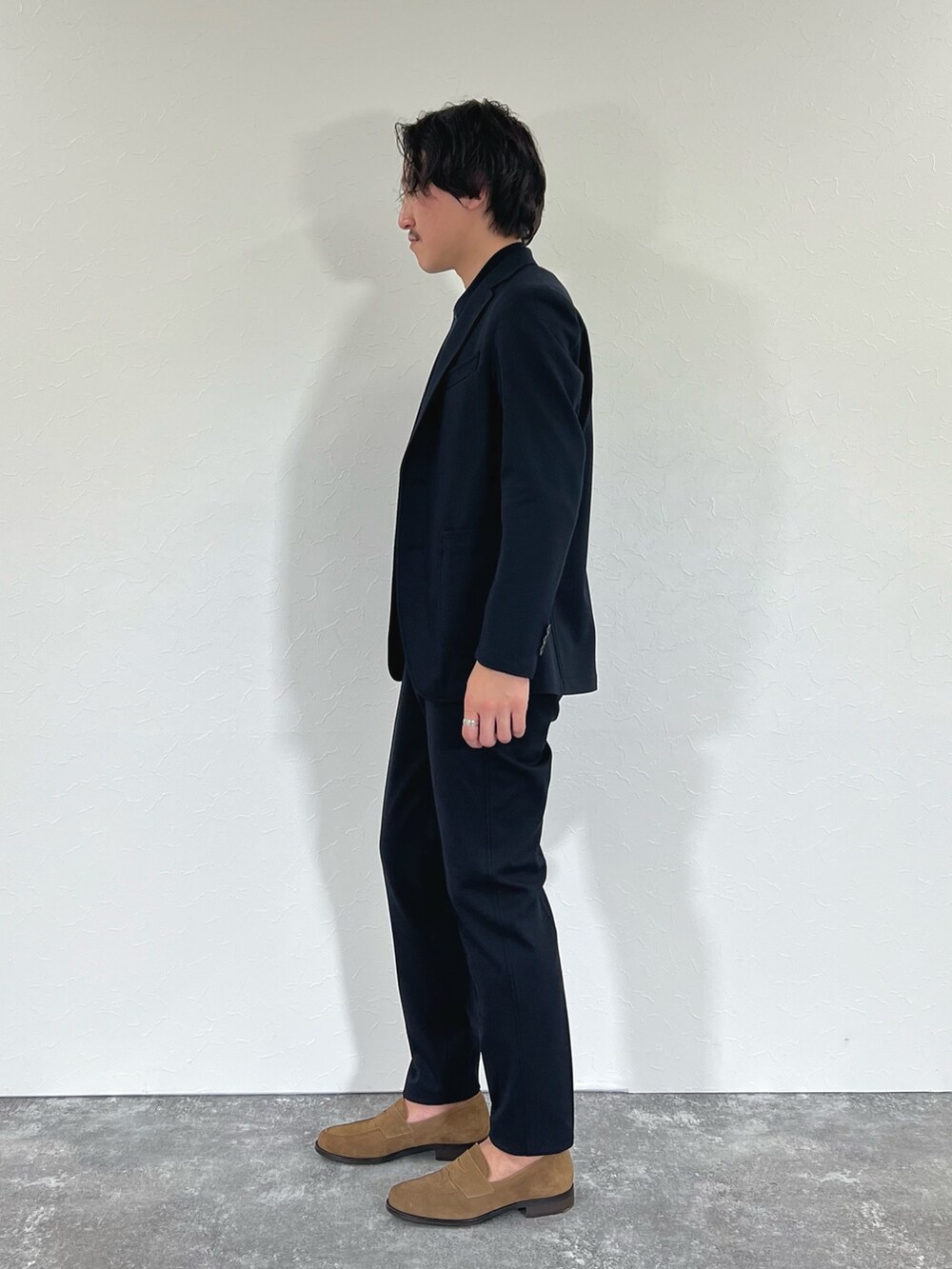 ブルー系のテーラードジャケット、ブルー系のその他パンツ、イエロー系のローファーを着用したメンズの冬コーディネートの7枚目の写真