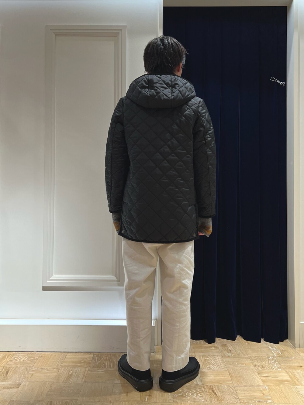 「冬アウター、休日スタイル、お出かけコーデ、ブーツ、きれいめカジュアル、レイヤードスタイル、冬コーデ、シンプルコーデ、大人カジュアル、ブルゾン、キルティング、秋冬コーデ、ファッションを楽しもう、冬、カジュアルコーデ」｜「Traditional Weatherwearの【Traditional WeatherWear/トラディショナルウェザーウェア】別注DERBY HOOD WITH DOT BUTTON（ステンカラーコート、ブラック系）」を使った、nishiokaさん（メンズ・169cm）の冬コーディネートの4枚目の写真