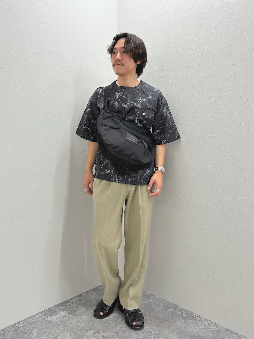 「サンダル、黒Tシャツ、ショルダーバッグ、グルカサンダル、Tシャツ、夏コーデ、初夏コーデ、シンプルスタイル、シンプル、カジュアル、カジュアルコーデ、ラフ、夏」｜「TAIONの【TAION/タイオン】ノンダウン ミリタリー 半袖カットソー 25SS（Tシャツ/カットソー、ブラック系）」を使った、nishiokaさん（メンズ・169cm）の夏コーディネートの2枚目の写真