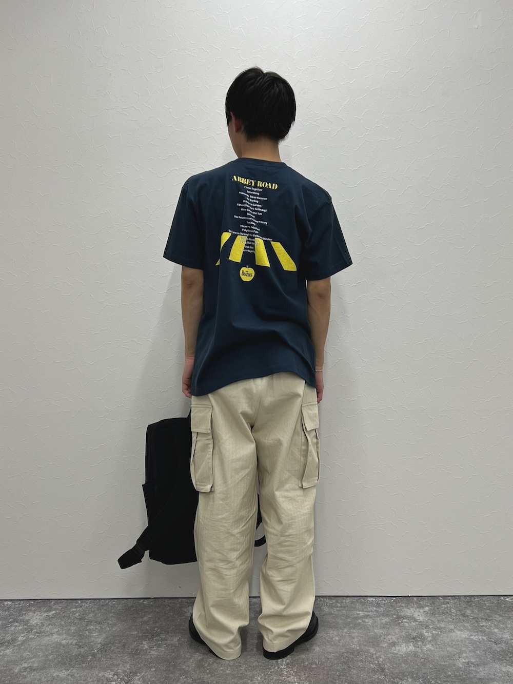 ブルー系のTシャツ/カットソー、ブラック系のバックパック/リュックを着用したメンズの春コーディネートの5枚目の写真