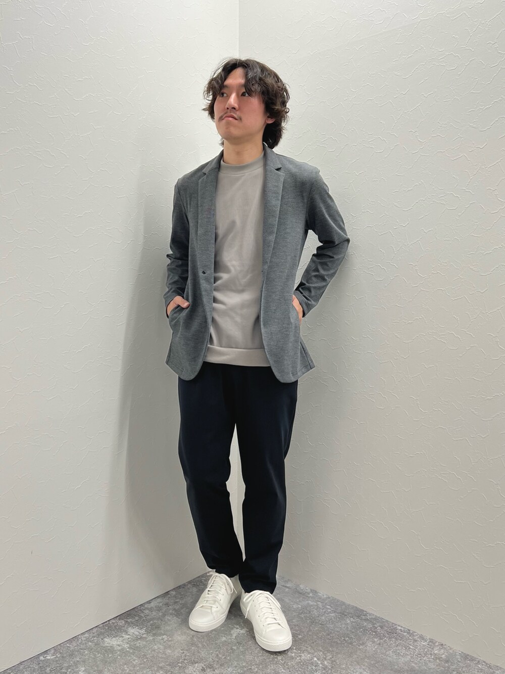 グレー系のテーラードジャケット、ベージュ系のTシャツ/カットソー、ブルー系のその他パンツを着用したメンズの春コーディネートの4枚目の写真