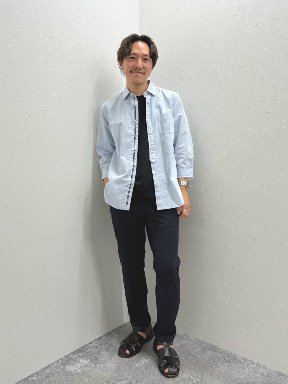 ブルー系のシャツ/ブラウス、ブルー系のTシャツ/カットソー、ブルー系のその他パンツを着用したメンズの春コーディネートの4枚目の写真