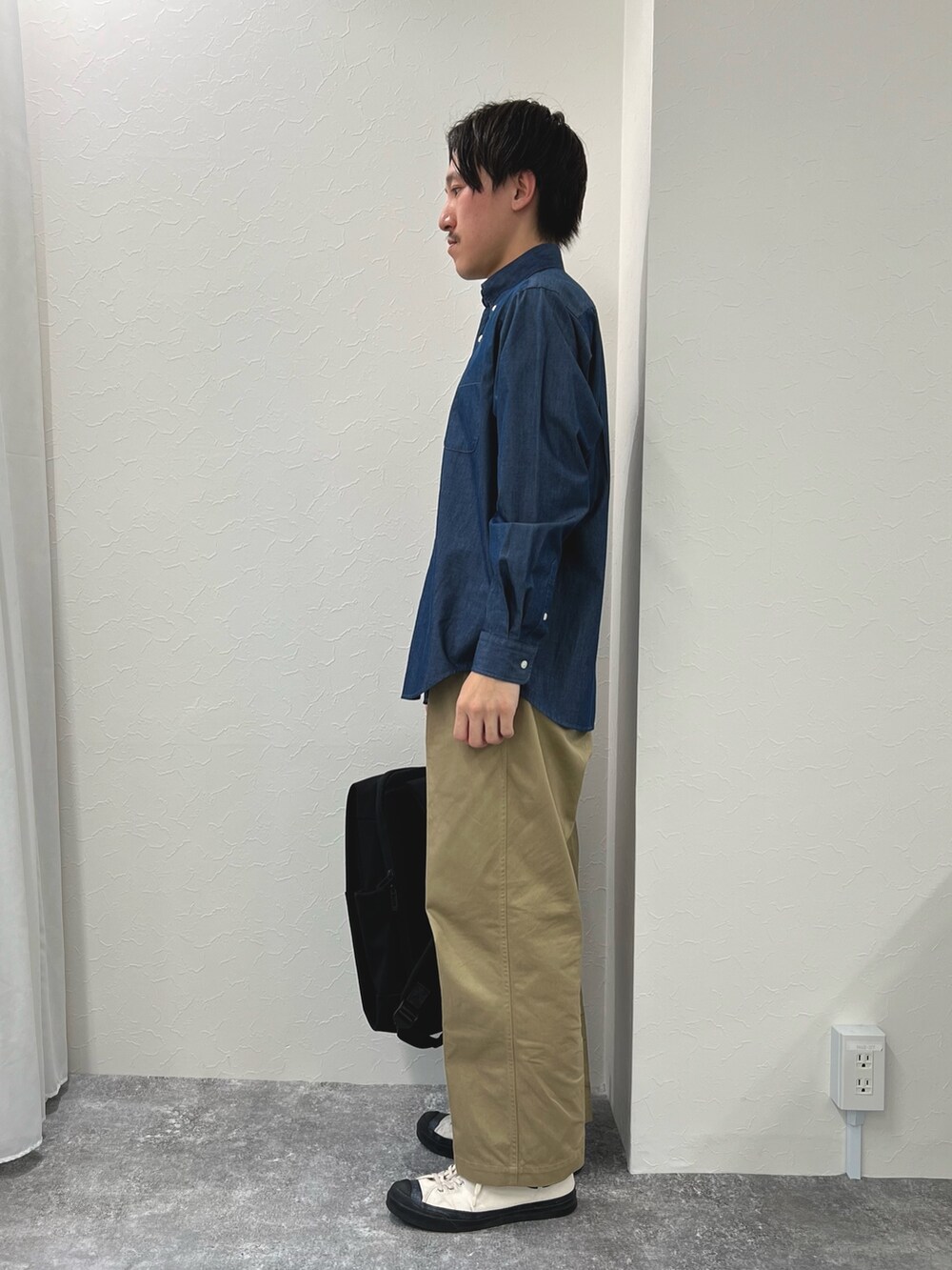 ブルー系のシャツ/ブラウス、ブラック系のバックパック/リュックを着用したメンズの春コーディネートの3枚目の写真