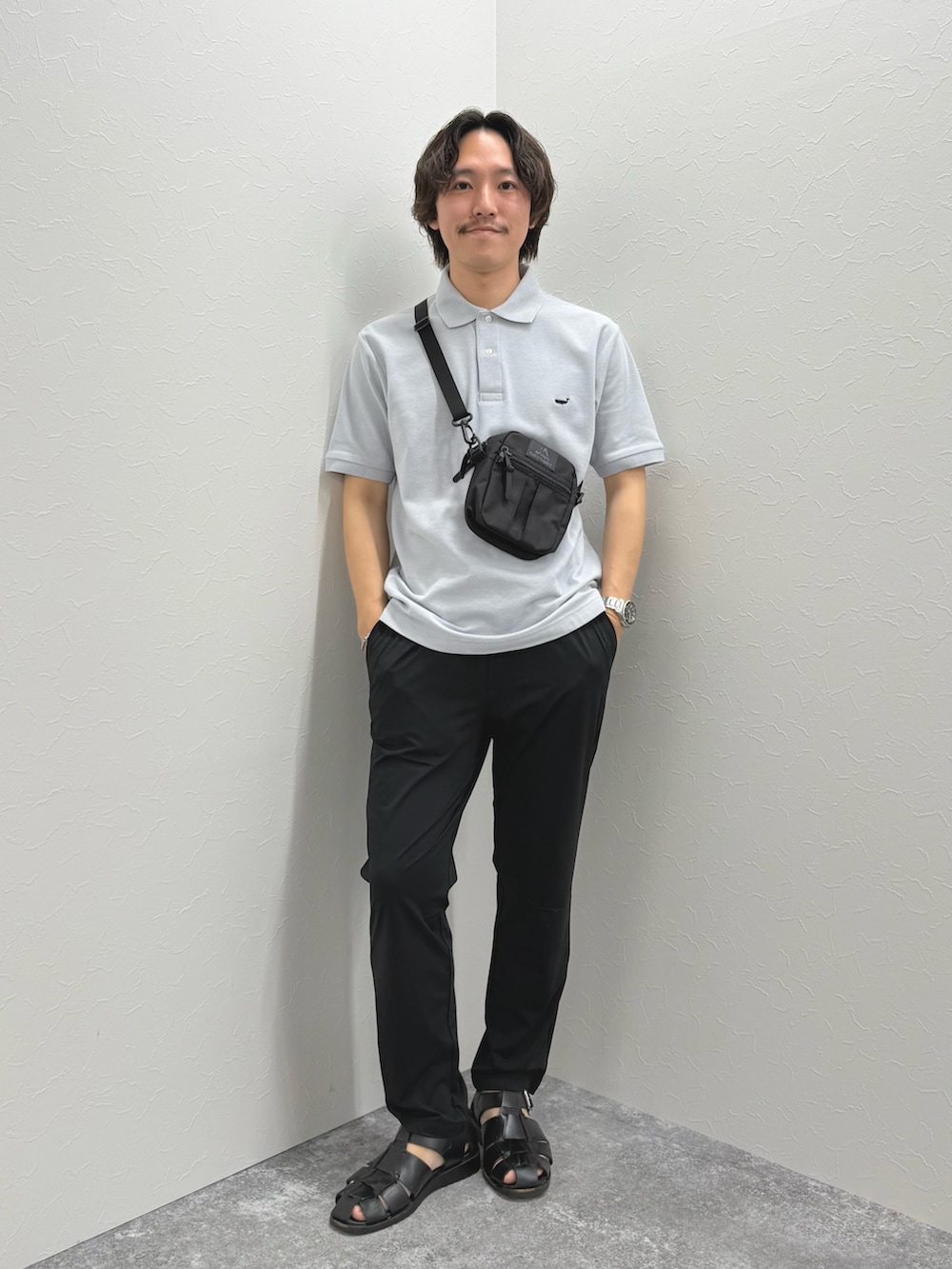 「大人カジュアル、モノトーン、春夏コーデ、シンプルコーデ、きれいめカジュアル、休日スタイル、お出かけコーデ、ショルダーバッグ、ポロシャツ、カジュアル、カジュアルコーデ、夏、夏コーデ、リラックススタイル」｜「NOLLEY’Sの【WEB限定】《ビジカジ対応》クジラ刺繍 ドライカノコ ユーティリティポロ 25SS（ポロシャツ、グレー系）」を使った、nishiokaさん（メンズ・169cm）の春コーディネートの4枚目の写真
