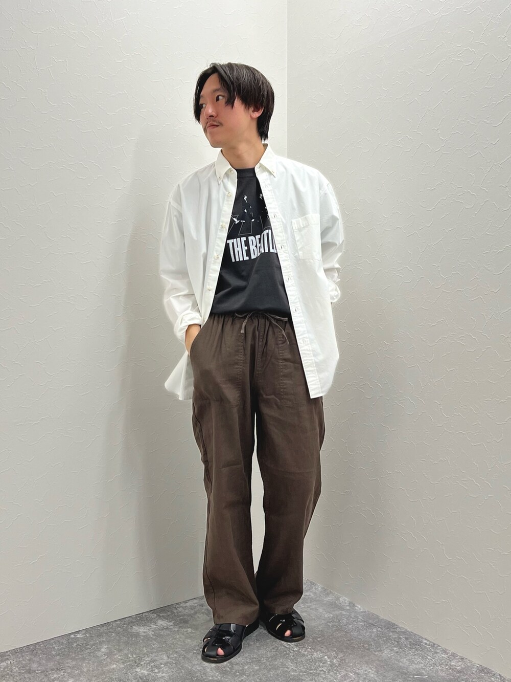 「きれいめカジュアル、春夏コーデ、シャツスタイル、休日スタイル、シンプルコーデ、低身長コーデ、グルカサンダル、リラックススタイル、カジュアル、春コーデ、夏コーデ、バンドT」｜「NOLLEY'S goodmanのピーチブロード リラックスシルエット ボタンダウンシャツ（シャツ/ブラウス、ホワイト系）」を使った、nishiokaさん（メンズ・169cm）の春コーディネートの3枚目の写真