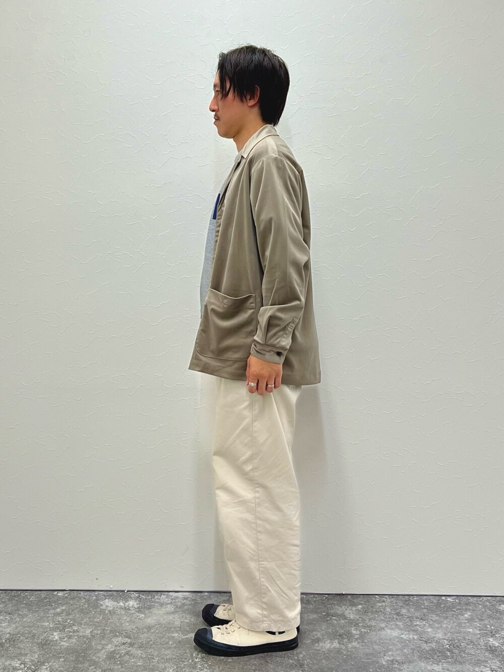 ベージュ系のシャツ/ブラウス、グレー系のスウェットを着用したメンズの秋コーディネートの4枚目の写真