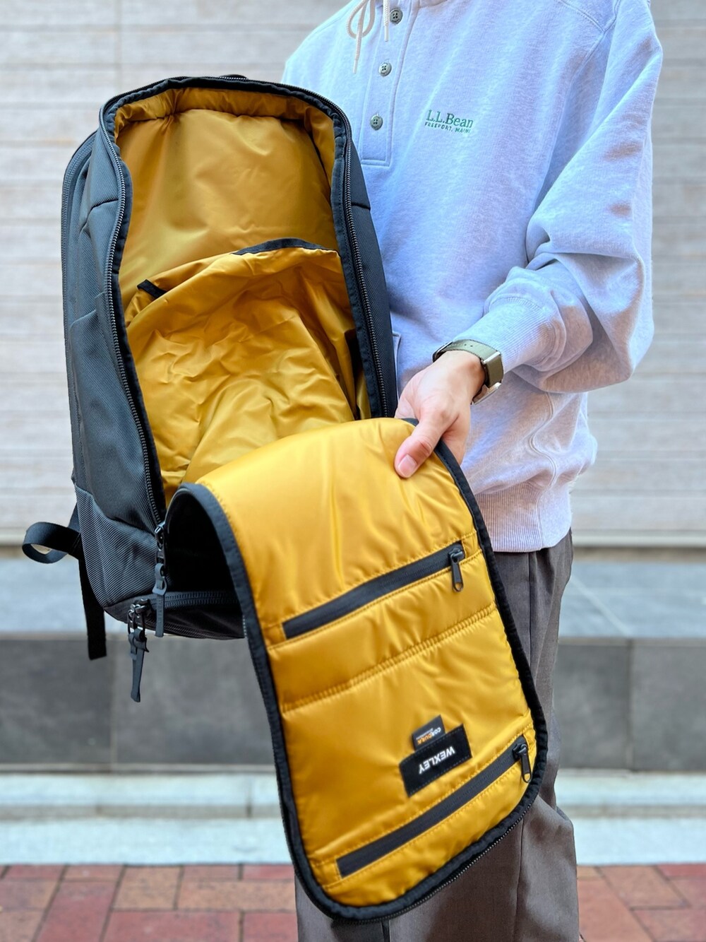 グレー系のパーカー、ブラック系のバックパック/リュックを着用したメンズの秋コーディネートの4枚目の写真