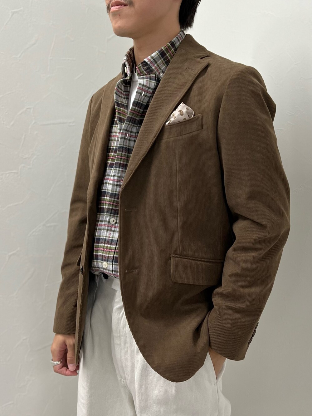 ブラック系のシューズ、グレー系のシャツ/ブラウス、ブラウン系のテーラードジャケットを着用したメンズの秋コーディネートの4枚目の写真