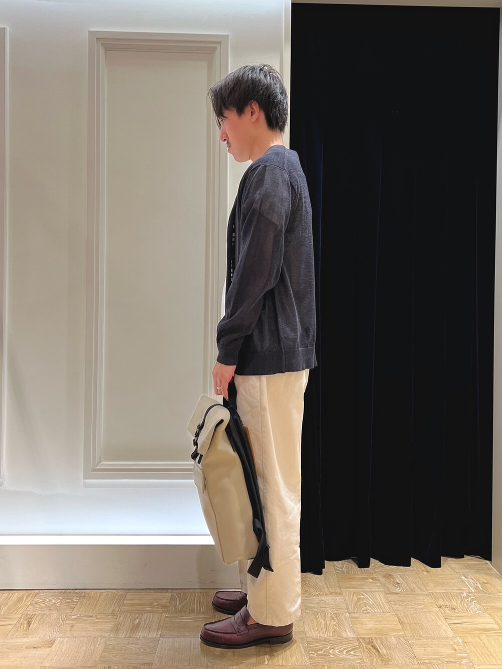 ホワイト系のTシャツ/カットソー、ブルー系のカーディガン/ボレロ、ホワイト系のバックパック/リュックを着用したメンズの春コーディネートの4枚目の写真