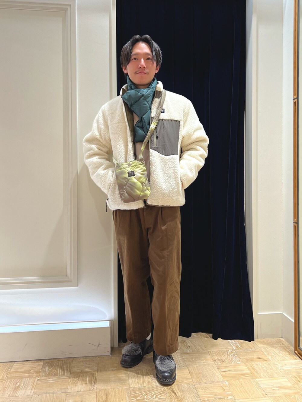 ホワイト系のダウンジャケット/コート、ブラック系のシューズ、ベージュ系のTシャツ/カットソーを着用したメンズの冬コーディネートの2枚目の写真