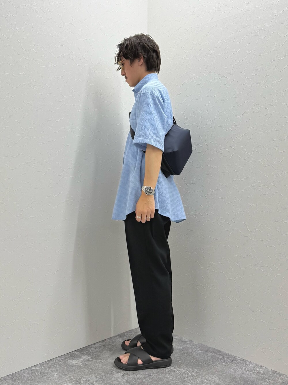 ブルー系のシャツ/ブラウス、ブルー系のショルダーバッグ、ブラック系のその他パンツを着用したメンズの夏コーディネートの5枚目の写真