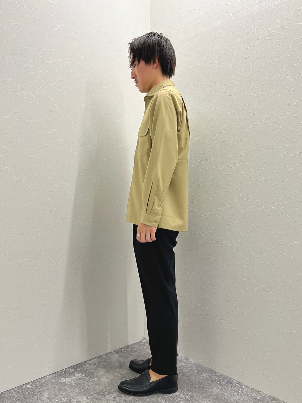 ホワイト系のTシャツ/カットソー、ベージュ系のシャツ/ブラウス、ブラック系のその他パンツを着用したメンズの夏コーディネートの5枚目の写真