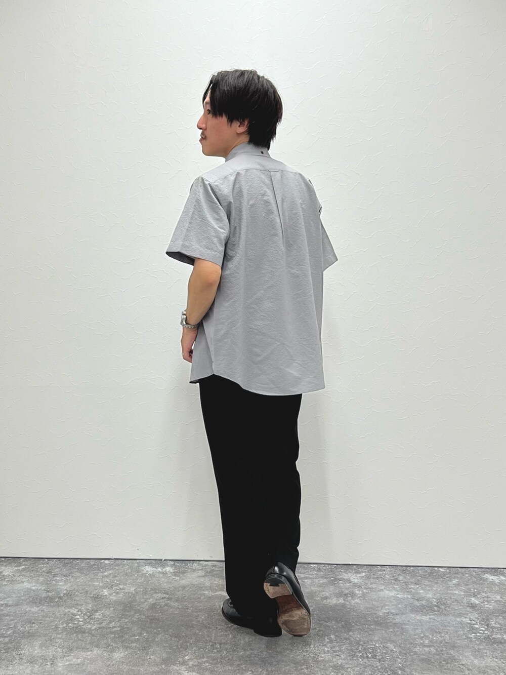 ベージュ系のシャツ/ブラウス、ブラック系のTシャツ/カットソー、ブラック系のローファーを着用したメンズの夏コーディネートの3枚目の写真