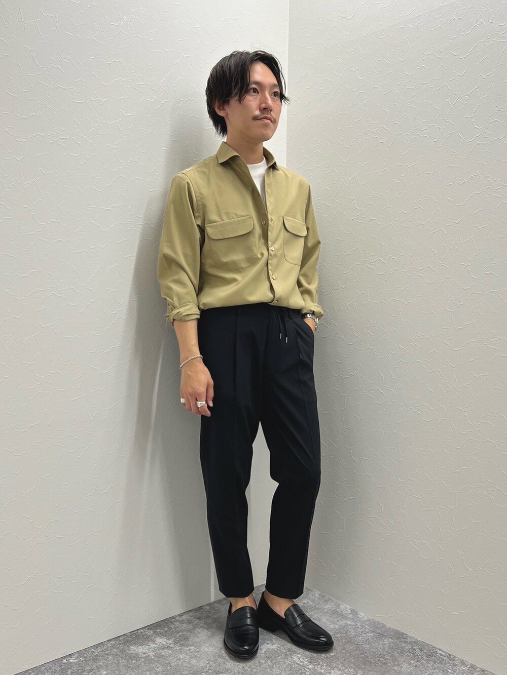 ホワイト系のTシャツ/カットソー、ベージュ系のシャツ/ブラウス、ブラック系のその他パンツを着用したメンズの夏コーディネートの2枚目の写真