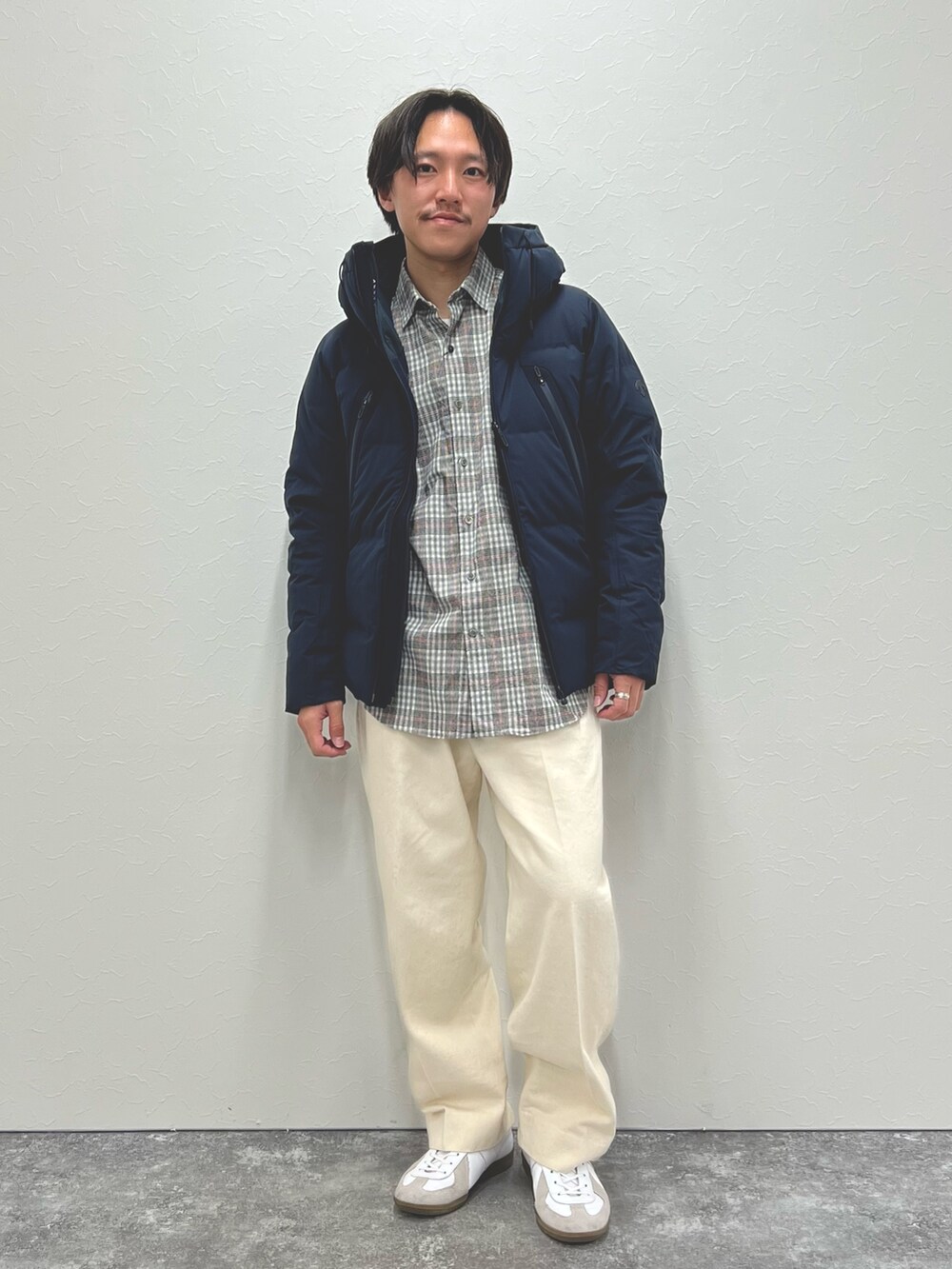 ホワイト系のシャツ/ブラウス、ブルー系のダウンジャケット/コートを着用したメンズの冬コーディネートの4枚目の写真