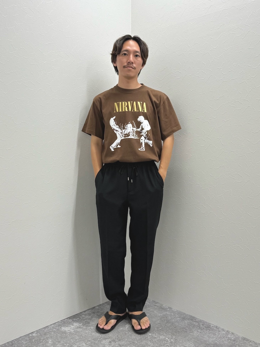 ブラウン系のTシャツ/カットソー、ブラック系のその他パンツ、ブラック系のサンダルを着用したメンズの夏コーディネートの3枚目の写真