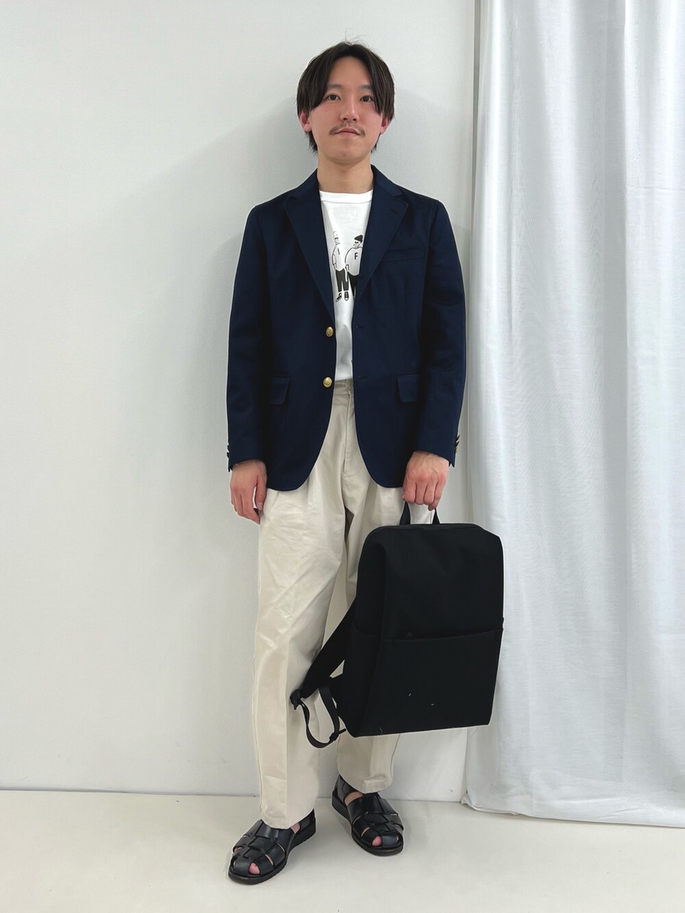 「低身長コーデ、きれいめカジュアル、ロゴT、グルカサンダル、レイヤードスタイル、春夏コーデ、夏コーデ、休日スタイル、ジャケット、カジュアル、シンプルコーデ、バックパック」｜「NOLLEY’Sの【D.C.WHITE/ディーシーホワイト】《ビジカジ対応》WEST POINT BLAZER ウエストポイントブレザー（テーラードジャケット、ブルー系）」を使った、nishiokaさん（メンズ・169cm）の夏コーディネートの3枚目の写真