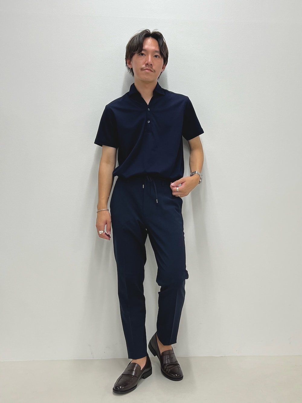 「休日スタイル、きれいめカジュアル、シンプル、夏コーデ、メンズコーデ、シンプルスタイル、ポロシャツ、ワントーン、ワントーンコーデ、カジュアル、ネイビー、ローファー」｜「NOLLEY’Sのレザーコインローファー フェニックス 本革 日本製（ローファー、ブラウン系）」を使った、nishiokaさん（メンズ・169cm）の夏コーディネートの3枚目の写真