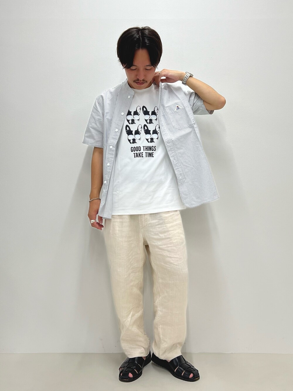 ブラック系のシャツ/ブラウス、ホワイト系のTシャツ/カットソー、ブラック系のサンダルを着用したメンズの夏コーディネートの4枚目の写真