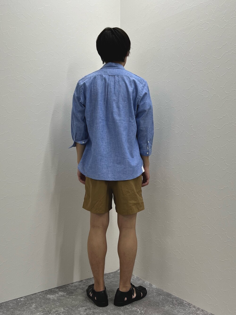 「淡色コーデ、春夏コーデ、シャツスタイル、休日スタイル、シンプルコーデ、グルカサンダル、夏コーデ、カジュアルコーデ、ショートパンツ、ショーツ、バンドT、サンダル、リネン」｜「NOLLEY’Sのリネンブレンド パラシュートボタン 7分袖シャツ（シャツ/ブラウス、ブルー系）」を使った、nishiokaさん（メンズ・169cm）の春コーディネートの5枚目の写真