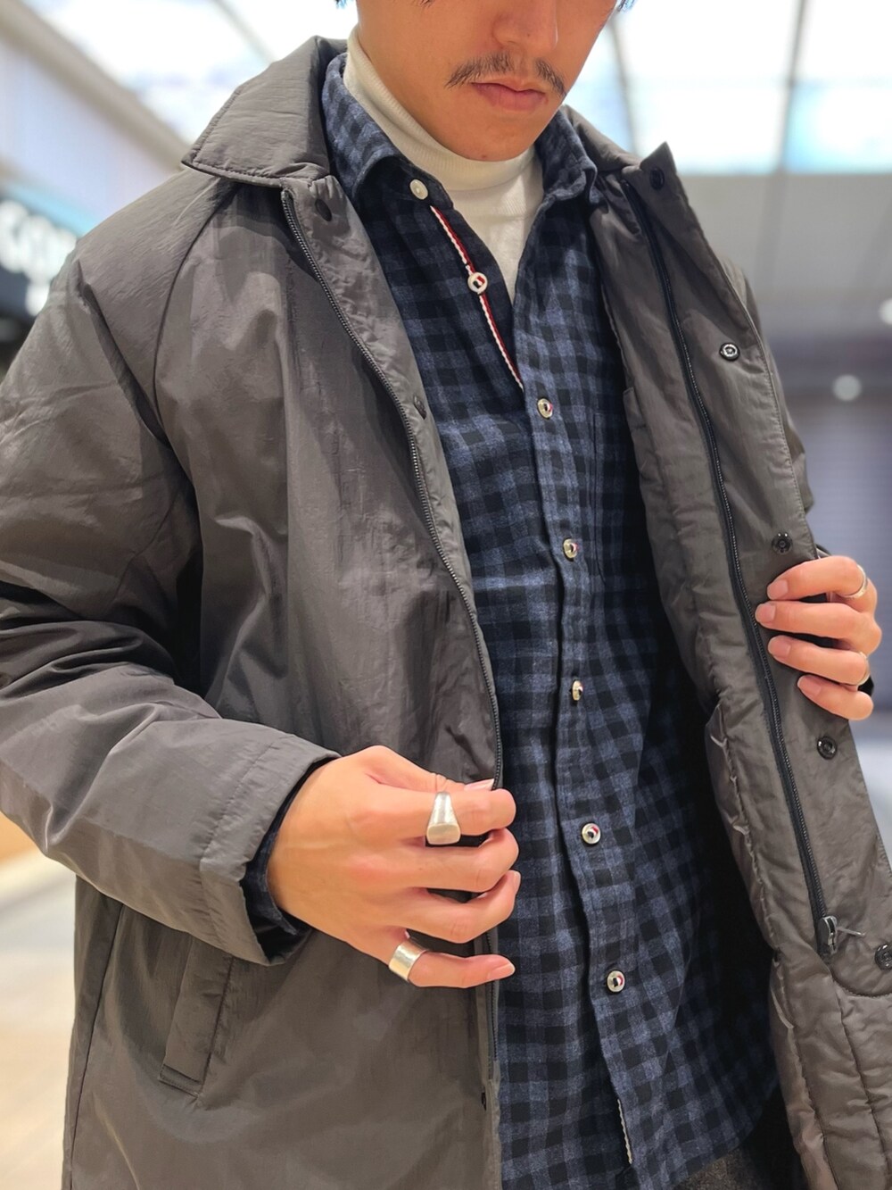 グレー系のダウンジャケット/コート、ブルー系のシャツ/ブラウス、ホワイト系のニット/セーターを着用したメンズの冬コーディネートの6枚目の写真