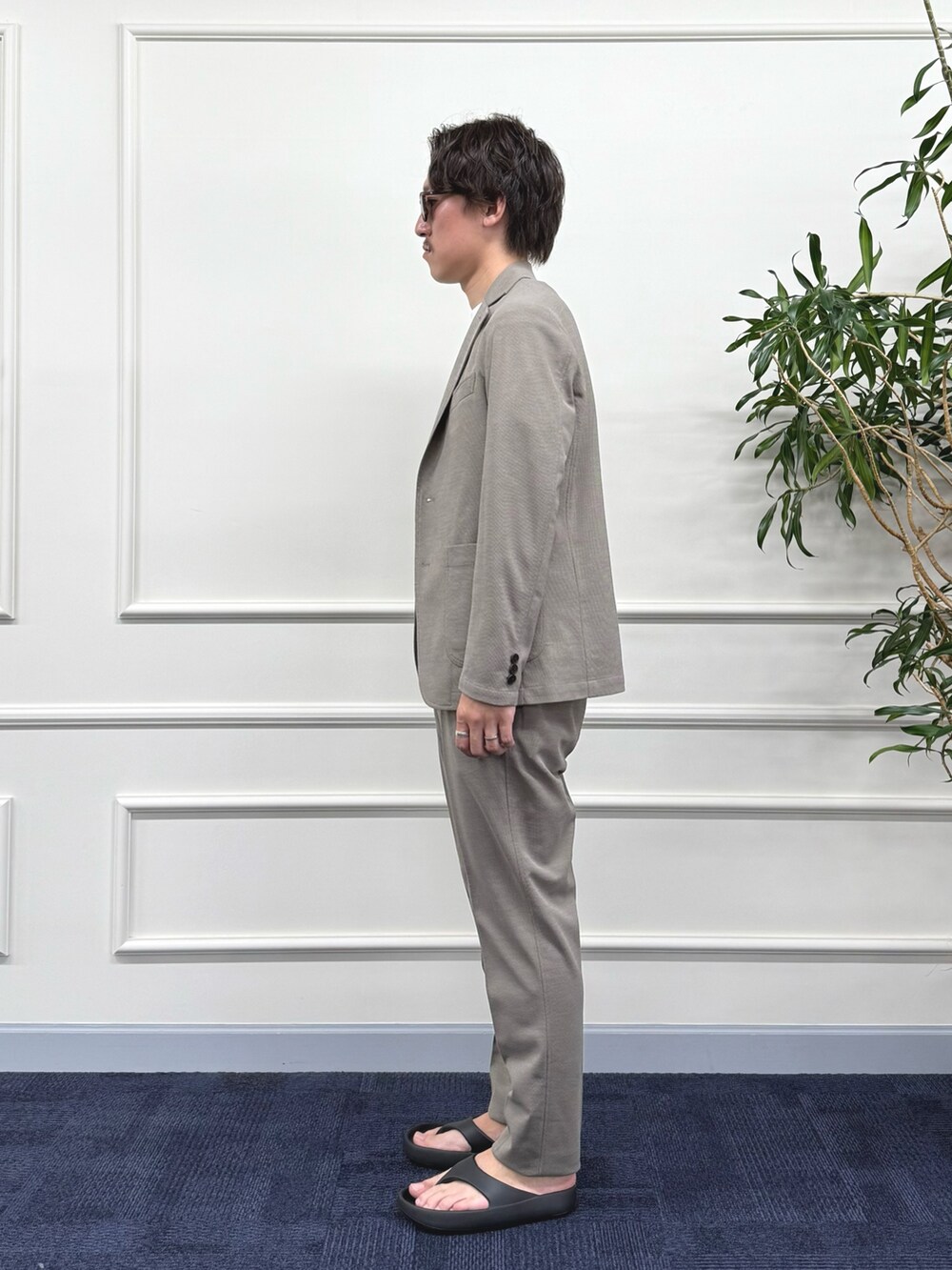 ベージュ系のテーラードジャケット、ベージュ系のその他パンツ、ホワイト系のTシャツ/カットソーを着用したメンズの夏コーディネートの5枚目の写真