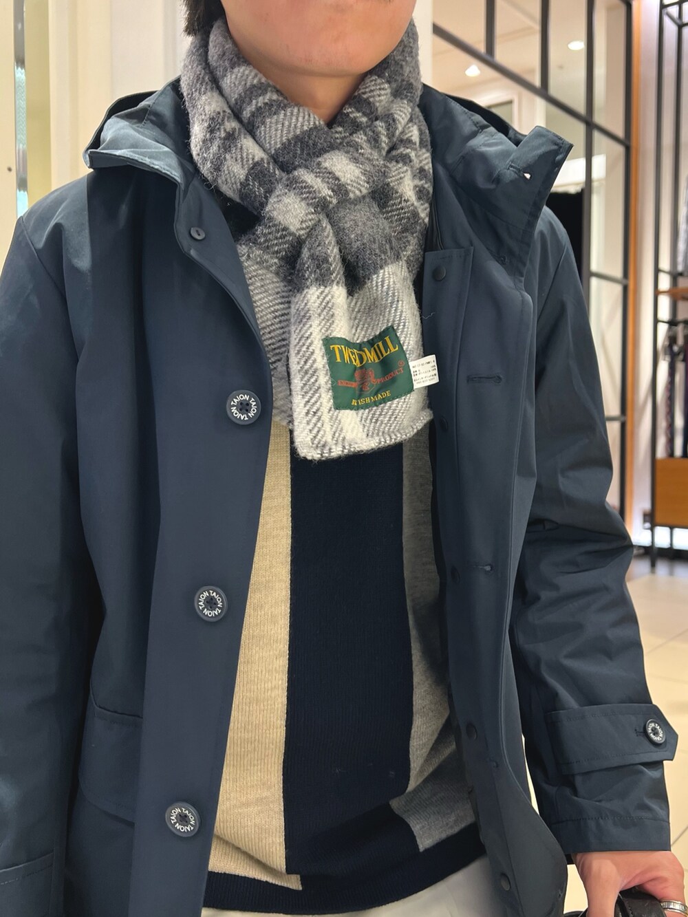 ブルー系のその他アウター、ブルー系のニット/セーター、ブラック系のトートバッグを着用したメンズの冬コーディネートの8枚目の写真