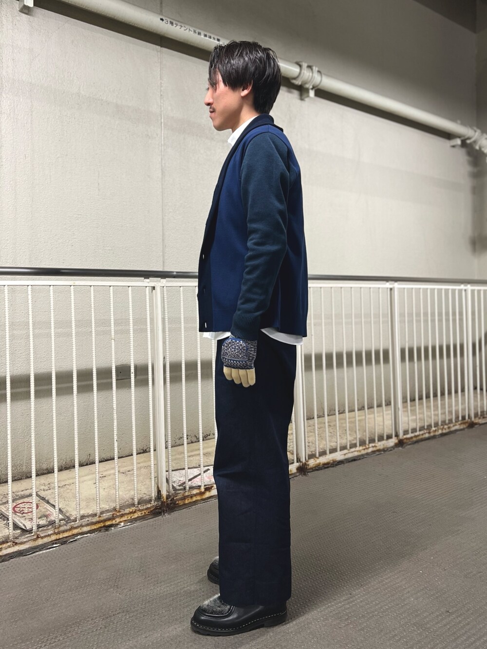 ブルー系のカーディガン/ボレロ、ブルー系のダウンベスト、ホワイト系のシャツ/ブラウスを着用したメンズの秋コーディネートの2枚目の写真