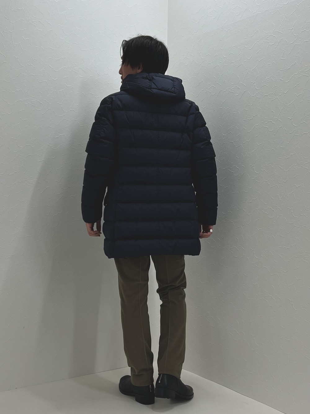ブルー系のダウンジャケット/コート、グレー系のシャツ/ブラウス、ベージュ系のその他パンツを着用したメンズの秋コーディネートの5枚目の写真