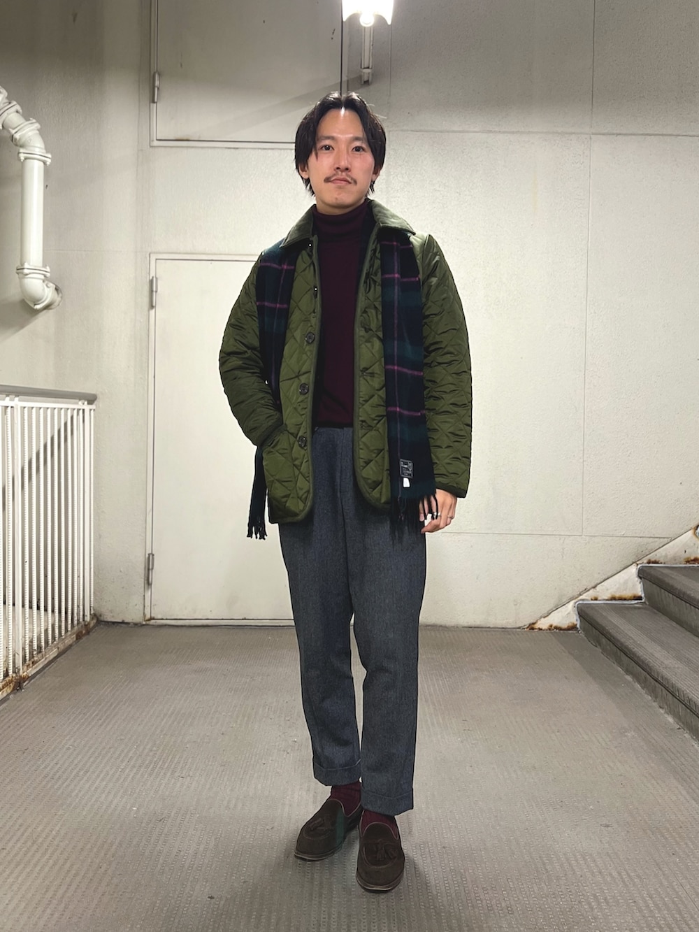 グリーン系のブルゾン、グリーン系のマフラーを着用したメンズの冬コーディネートの2枚目の写真