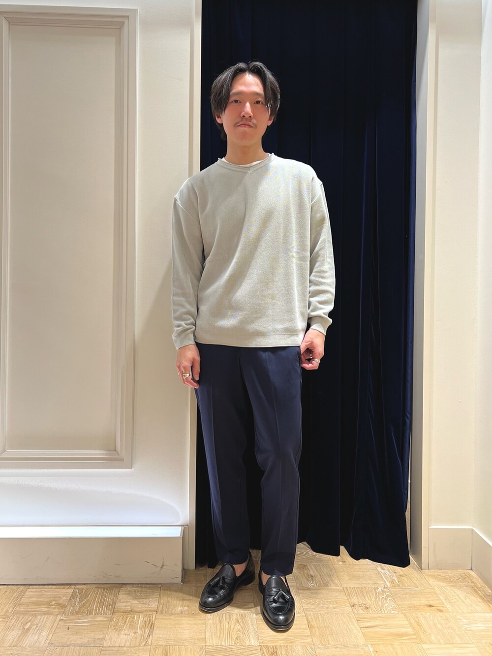 「春コーデ、ローファー、スラックス、春服みてみて、レイヤードスタイル、シンプルコーデ、大人カジュアル、ニット、大人コーデ、いいね、save、フォローお願いします🤑、オーバーサイズ、キレイめカジュアル、休日スタイル、カジュアルコーデ、カジュアル」｜「NOLLEY'S goodmanの《2点セット》片畦 浅Vロールネックニット Tシャツ付き（ニット/セーター、グレー系）」を使った、nishiokaさん（メンズ・169cm）の春コーディネートの2枚目の写真
