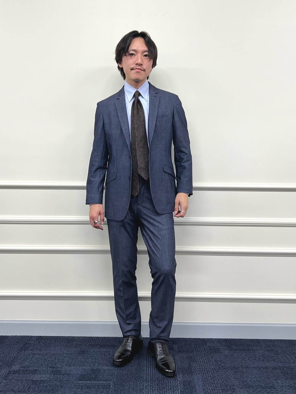 ブルー系のシャツ/ブラウス、ブルー系のテーラードジャケット、ブルー系のその他パンツを着用したメンズの冬コーディネートの5枚目の写真