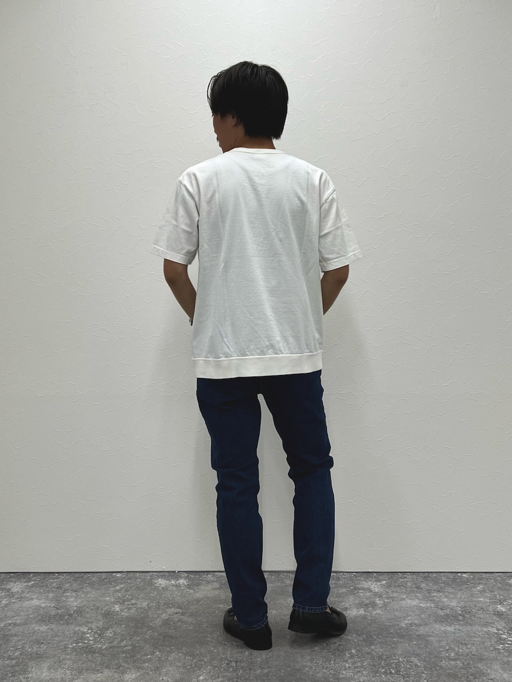 ホワイト系のTシャツ/カットソー、ブルー系のデニムパンツ、ブラック系のローファーを着用したメンズの夏コーディネートの5枚目の写真