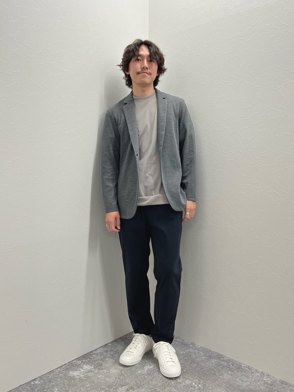 グレー系のテーラードジャケット、ベージュ系のTシャツ/カットソー、ブルー系のその他パンツを着用したメンズの春コーディネートの3枚目の写真