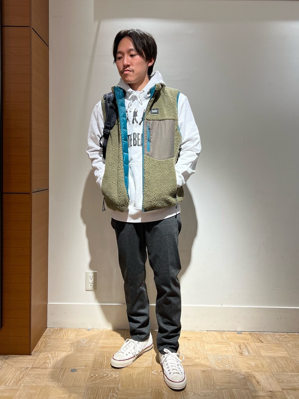 「重ね着ベストシーズン、休日スタイル、ストリート、レイヤードスタイル、スウェット、ダウンベスト、パーカー、オトナカジュアル、おしゃれさんと繋がりたい、スニーカーコーデ、いいね、save、フォローお願いします🤑、ボア、アウトドアスタイル」|「CONVERSEの【CONVERSE/コンバース】ALL STAR US OX キャンバススニーカー(スニーカー、ホワイト系)」を使った、nishiokaさん(メンズ・169cm)の秋コーディネートの2枚目の写真