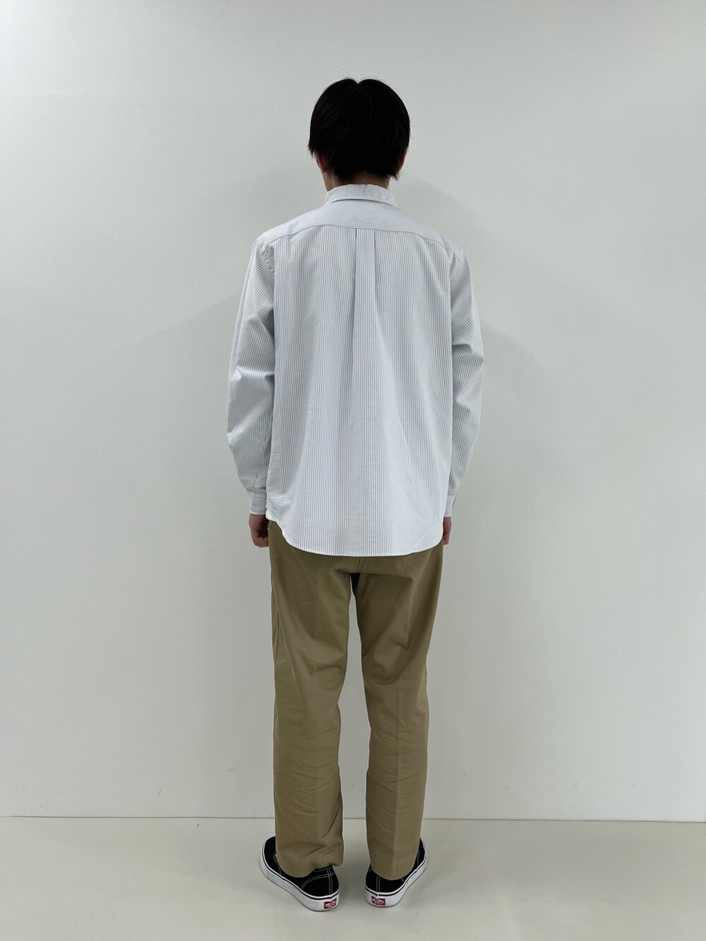 ホワイト系のシャツ/ブラウス、ホワイト系のTシャツ/カットソーを着用したメンズの春コーディネートの5枚目の写真