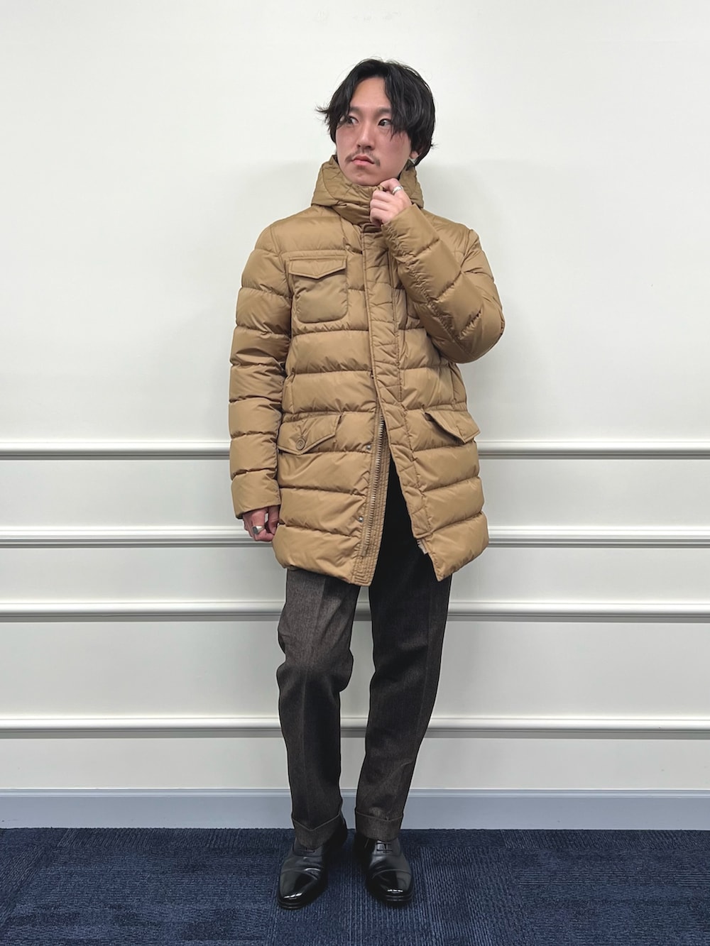 イエロー系のダウンジャケット/コート、ホワイト系のシャツ/ブラウス、ブルー系のテーラードジャケットを着用したメンズの冬コーディネートの6枚目の写真