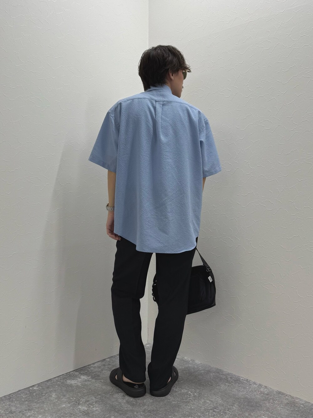 ブルー系のシャツ/ブラウス、ブルー系のショルダーバッグ、ブラック系のその他パンツを着用したメンズの夏コーディネートの6枚目の写真