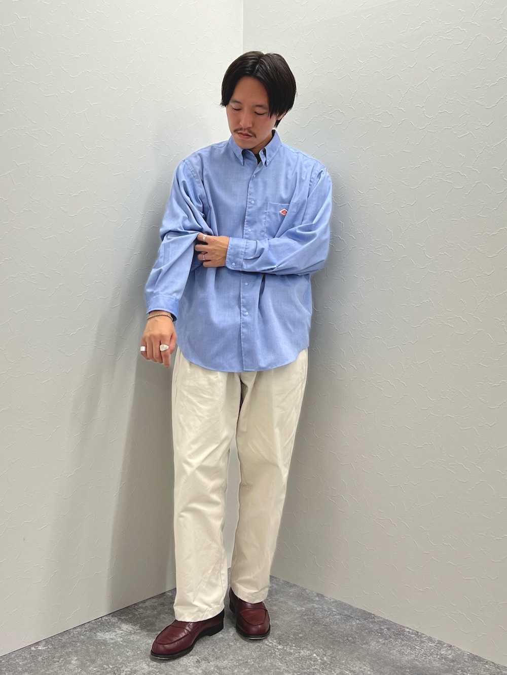 ブルー系のシャツ/ブラウス、グレー系のTシャツ/カットソー、ブラウン系のローファーを着用したメンズの夏コーディネートの3枚目の写真