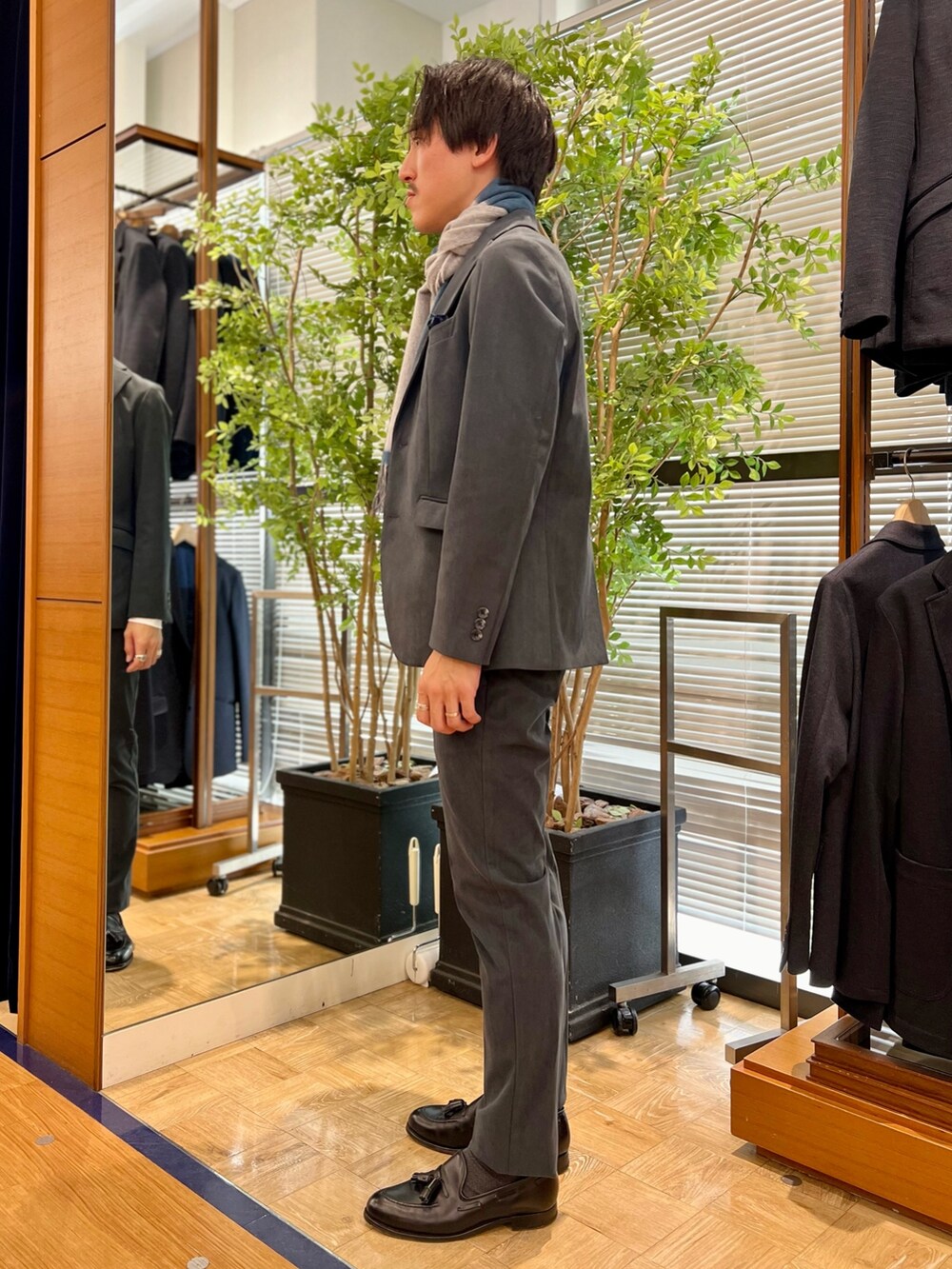 グレー系のその他パンツ、ホワイト系のTシャツ/カットソー、グレー系のテーラードジャケットを着用したメンズの秋コーディネートの3枚目の写真