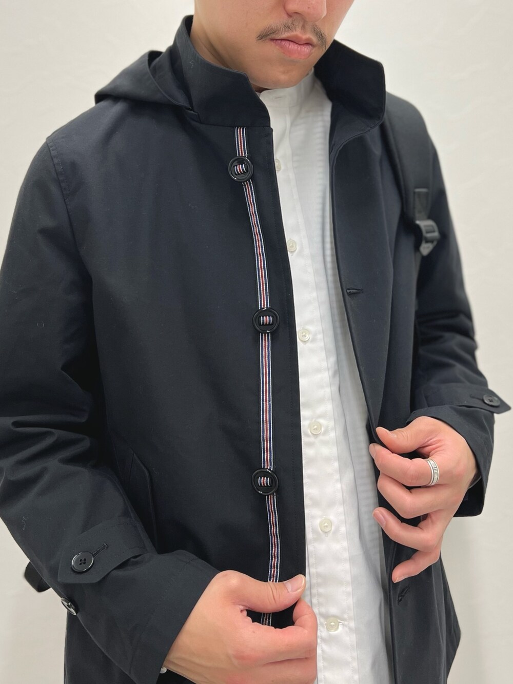 ブラック系のブルゾン、ホワイト系のシャツ/ブラウス、ベージュ系のその他パンツを着用したメンズの冬コーディネートの6枚目の写真